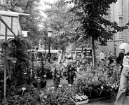 75909 Afbeelding van de bloemenmarkt op het Janskerkhof te Utrecht, vanuit het noorden. Rechts het koor van de St. Janskerk.